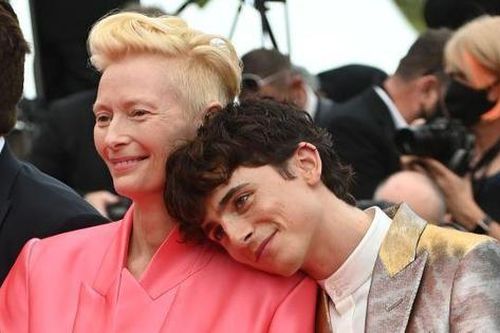 Góc dễ cưng: 'Hoàng tử' Timotheé Chalamet dính như sam với 'nữ hoàng' Tilda Swinton