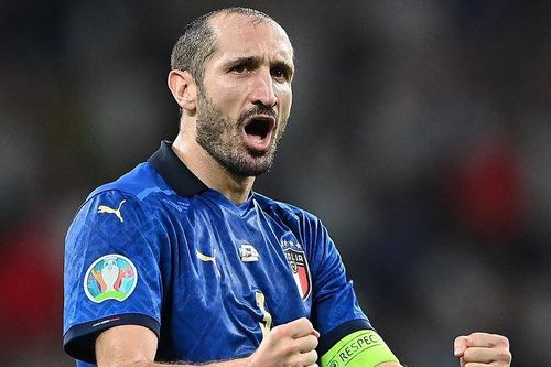 Hành động lạ của Chiellini khi Saka đá luân lưu