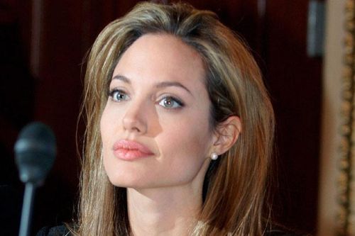 Angelina Jolie châm ngòi cuộc chiến mới với Brad Pitt