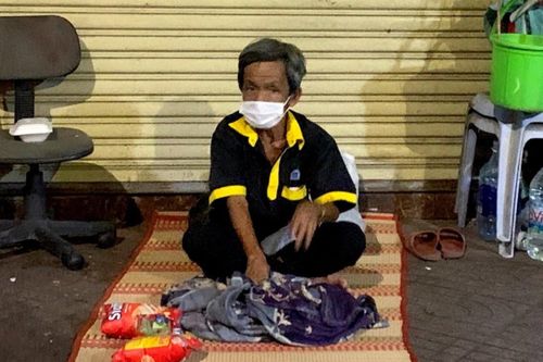 Người vô gia cư ở TP.HCM nhọc nhằn chờ bữa ăn khi giãn cách xã hội