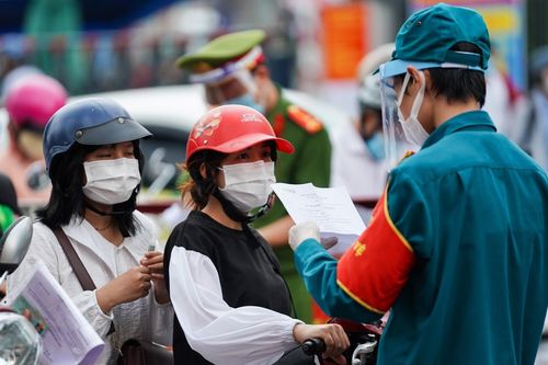 Lập chốt rồi lại xả, TP.HCM vẫn đang 'ném đá dò đường'