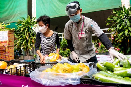 Xe bán hàng lưu động mang rau, cá đến tận tay người dân TP.HCM