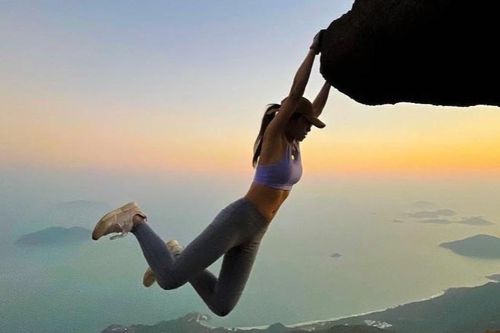 Hot girl Hong Kong tử vong vì ngã từ thác nước khi selfie