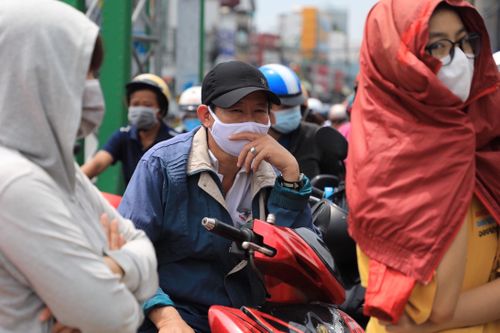 Xếp hàng 4 vòng, chờ 3 giờ mới vào được siêu thị ở TP.HCM