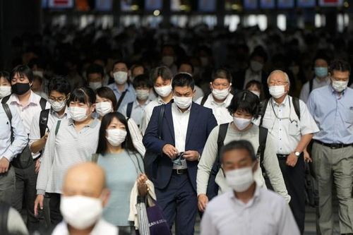 Dân Tokyo vẫn đi làm, ga vẫn chật kín giữa tình trạng khẩn cấp