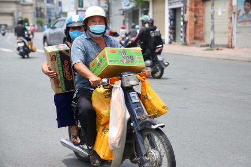 Đổ xô đi mua hàng sau tin đồn đóng cửa toàn TP.HCM