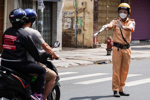Công an TP.HCM kiểm tra ngẫu nhiên người đi đường
