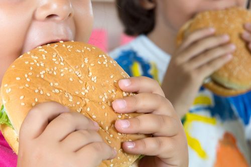 3 sai lầm của cha mẹ khiến trẻ dễ bị thừa cân, béo phì trong mùa dịch