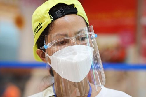 Bi hài chuyện nghệ sĩ Việt đi siêu thị giúp người dân TP.HCM