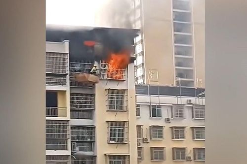 Dùng cần cẩu cứu bé trai khỏi căn hộ bốc cháy ở Trung Quốc