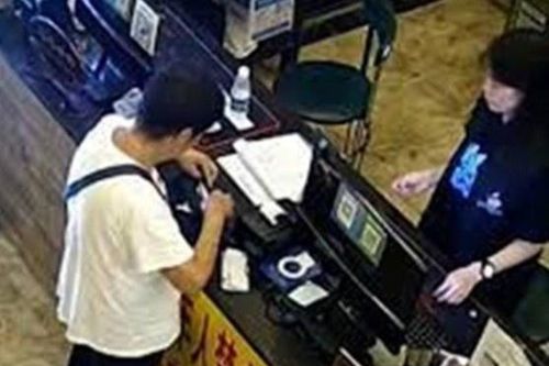 Cụ bà 80 tuổi ở Trung Quốc ngồi quán net mỗi ngày