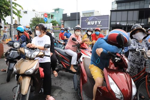 Người dân vẫn tiếp tục xếp hàng nhiều giờ chờ vào siêu thị ở TP.HCM