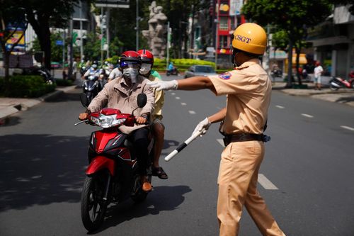 Công an TP.HCM tuần tra xử phạt người vi phạm Chỉ thị 16