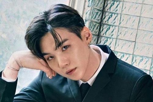 Gu thời trang sân bay của Suga BTS gây sốt