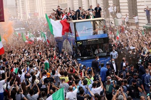 Tân vương châu Âu Italia mừng công hoành tráng