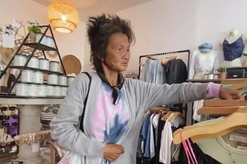 Lý do nào khiến hai con gái của ca sĩ Kim Ngân không thể chăm sóc chữa trị cho mẹ?