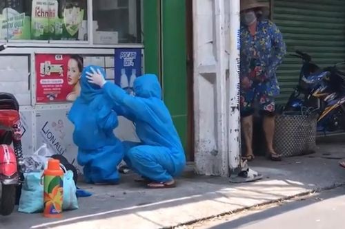 Nhìn cháu 5 tuổi tự đi cách ly, bà nội khóc ngất