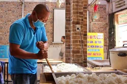 Những bữa ăn ấm lòng người dân trong tâm dịch TP Hồ Chí Minh