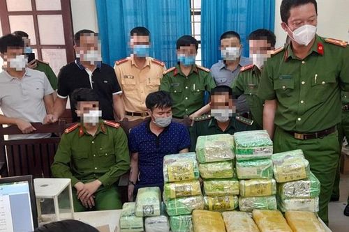 Nghệ An: Bắt giữ đối tượng sử dụng vũ khí 'nóng' vận chuyển gần 27kg ma túy