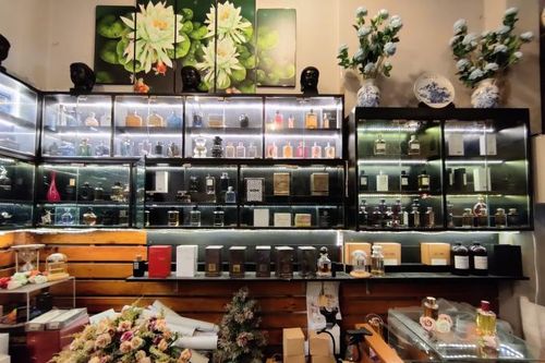 Ngụy trang thành quán cà phê, nhằm bán nước hoa lậu