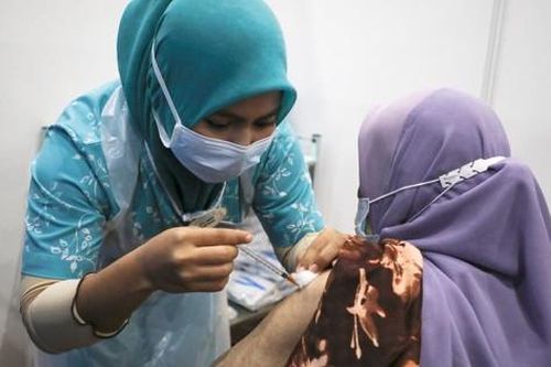 Trung tâm tiêm chủng Malaysia đóng cửa vì hàng trăm nhân viên mắc COVID-19