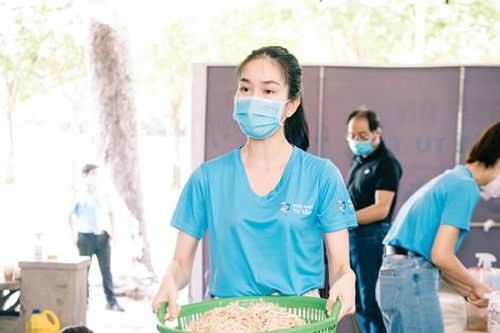 Á hậu Phương Anh: 'Sài Gòn đau lòng quá nhưng tình người ấm áp lắm'