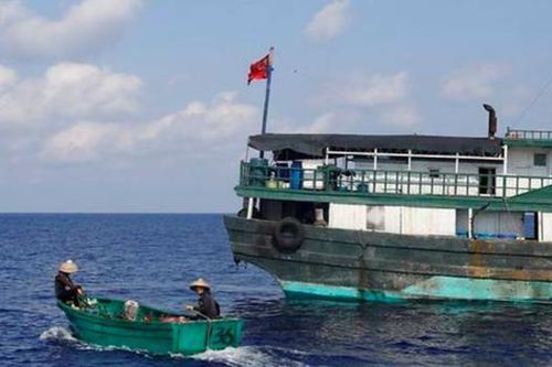 Philippines điều tra thông tin hàng trăm tàu Trung Quốc xả thải xuống Biển Đông