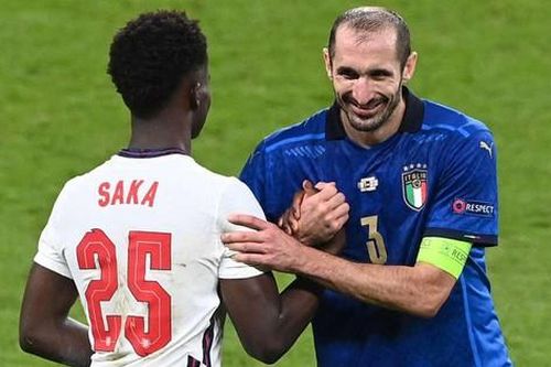 Chiellini đã hét lên câu gì khiến Saka đá hỏng luân lưu?