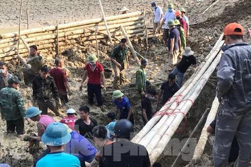 Huy động hàng trăm người đào bùn đất tìm chủ homestay bị nước xoáy cuốn trôi