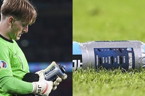 Tại sao thủ môn Jordan Pickford của Anh có chai nước in đầy tên các cầu thủ đội tuyển Ý?
