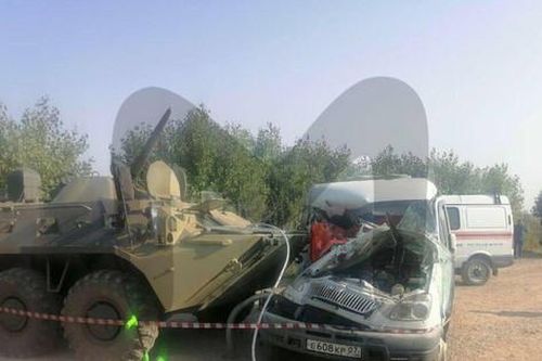 Nga: Xe bọc thép BTR-80 tông vào xe buýt khiến 2 người thiệt mạng