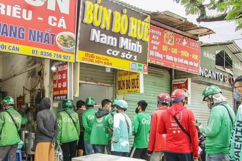 Shipper tất bật xuyên trưa sau lệnh dừng các dịch vụ ăn uống tại chỗ ở Hà Nội