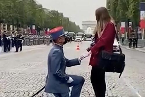 Binh sĩ cầu hôn trên đại lộ Champs-Élyseés ngay trước lễ duyệt binh Quốc khánh Pháp