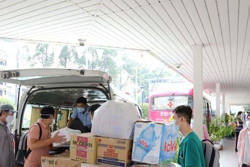 'Bác sĩ 91' cùng các chuyên gia Chợ Rẫy tiến vào điểm nóng nhất TPHCM điều trị COVID-19
