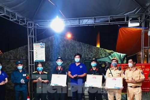 Khen thưởng lực lượng trực chốt kiểm dịch nhanh trí phá hai vụ án