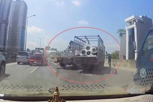 Hai xe tải 'cà khịa' nhau giữa đường vành đai 3 ở Hà Nội