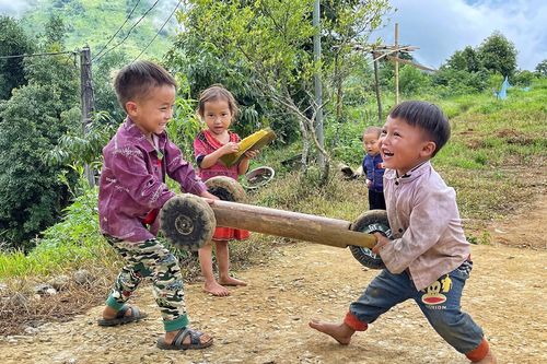 Những trò chơi tự chế ngộ nghĩnh của trẻ em Tây Bắc