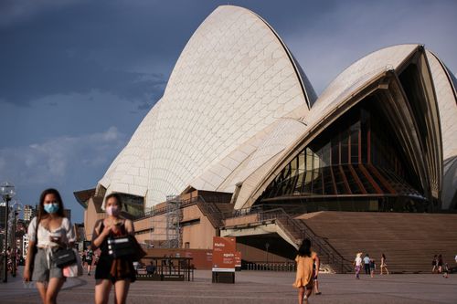 Sydney gia hạn lệnh phong tỏa, London bắt buộc đeo khẩu trang