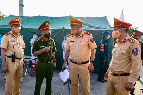 Hà Nội: Nhiều xe quay đầu không được qua chốt kiểm dịch COVID-19 do thiếu giấy xác nhận