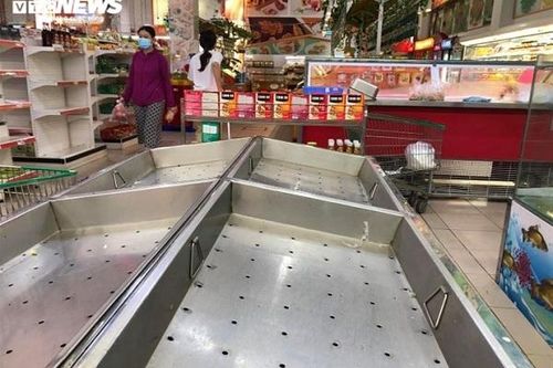 TP Hồ Chí Minh: Chấn chỉnh tình trạng 'vét' hàng siêu thị đưa ra ngoài bán giá cao