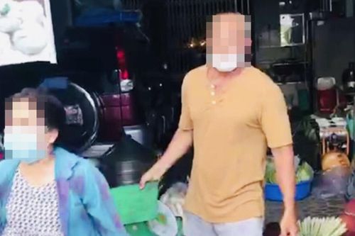 Vi phạm Chỉ thị 16, đôi vợ chồng bán rau tràn lề đường còn to tiếng đôi co với tổ công tác