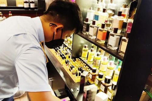 Ngụy trang quán cà phê để bán nước hoa có dấu hiệu hàng nhái