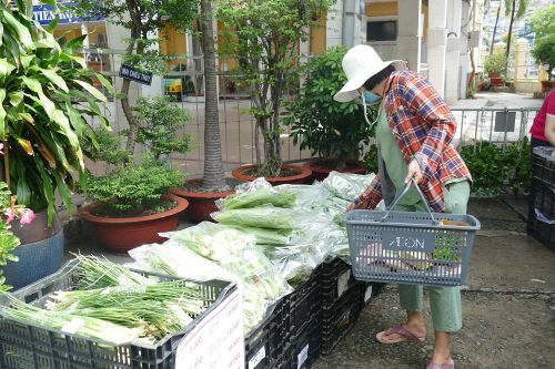TPHCM: Rau củ quả, thịt cá… bày bán vỉa hè với mức giá bình ổn