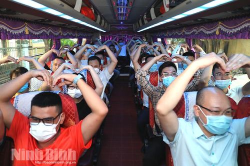 42 cán bộ y tế Ninh Bình lên đường hỗ trợ thành phố Hồ Chí Minh chống dịch COVID-19