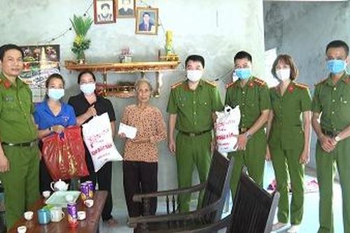 Thăm hỏi, tặng quà các gia đình chính sách nhân dịp kỷ niệm 74 năm ngày thương binh liệt sỹ