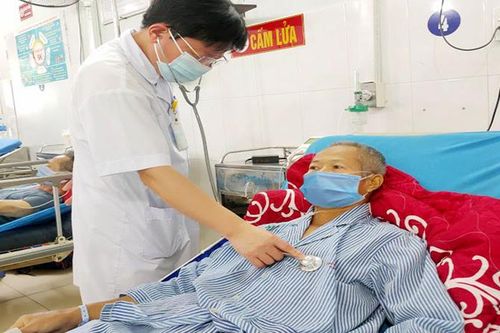 Cấp cứu thành công bệnh nhân phù phổi, suy thận sau khi tự dùng thảo dược không rõ nguồn gốc