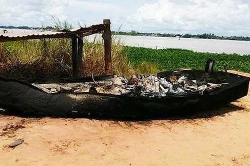 Đốt phà gỗ và ca nô trị giá 400 triệu đồng để lấy sắt bán