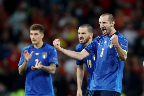 Chiellini đọc câu thần chú kỳ lạ khi Saka đá hỏng quả 11m quyết định