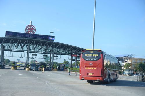 Hà Nội lập chốt kiểm soát, nhiều tài xế từ vùng dịch phải quay đầu