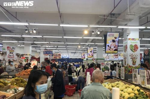 Người Sài Gòn lại đổ xô đi siêu thị, xếp hàng chờ thanh toán cả tiếng đồng hồ